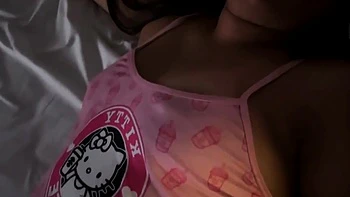 Ao espiar a minha sobrinha acabei batendo uma punheta!